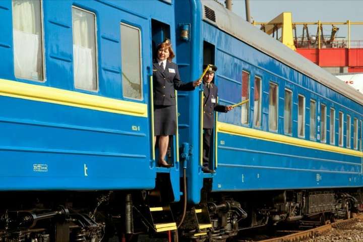 «Укрзализныця» назначит 41 дополнительный рейс на Пасху и майские праздники