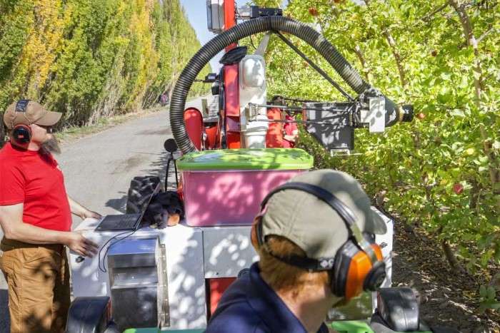 У Нідерландах створили робота, що збирає яблука