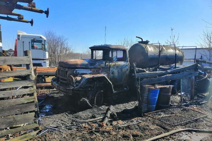 На Київщині через пожежу трав`яного настилу згорів автомобіль