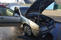 У Тростянці посеред вулиці зайнявся легковик