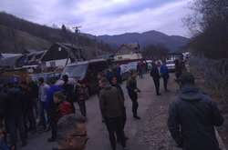 На кордоні з Румунією будують паркан. Закарпатці перекрили дорогу