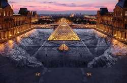 В парижском Лувре 30-летие стеклянной пирамиды отметили масштабной оптической иллюзией