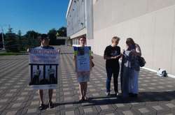 Активіст Карім Зянчурин (ліворуч)
  