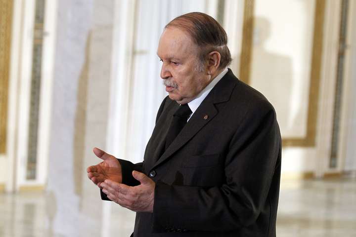 Президент Алжиру пішов у відставку після 20 років правління