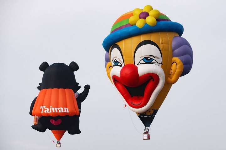 Голова клоуна та слон з короною. Як у Малайзії проходив фестиваль повітряних куль