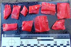 У чоловіка виявили 10 пакетів із невідомою порошкоподібною речовиною білого кольору