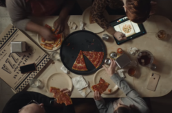 Apple сняли рекламный ролик про коробку для пиццы