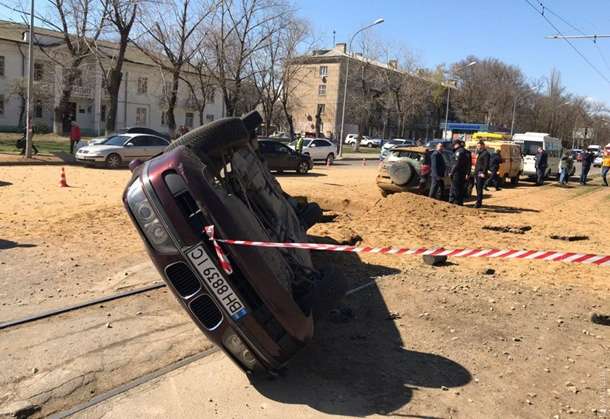 В Одесі підірвали BMW – авто перекинуло на трамвайні колії  