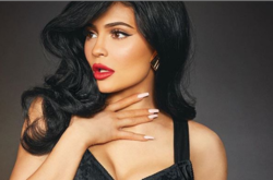 Самая молодая миллиардерша Кайли Дженнер выпустит аромат в форме своих губ