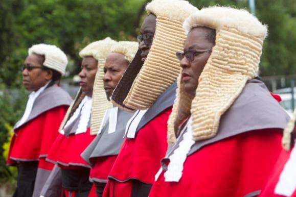 Власти Зимбабве закупили парики для судей на £120 тыс.