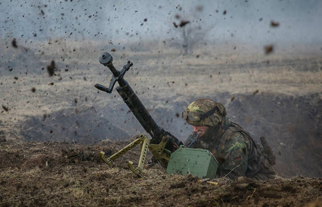 Російські бойовики обстріляли українських військових під Новотроїцьким та Лебединським