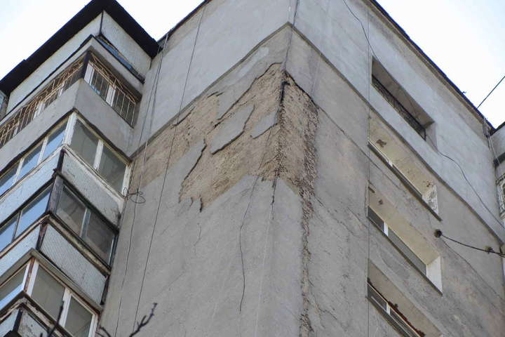 Одесити скаржаться, що з фасаду багатоповерхівки падають величезні бетонні шматки (фото)