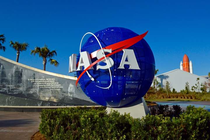 NASA може залучити компанію Маска для доставки людей на Місяць