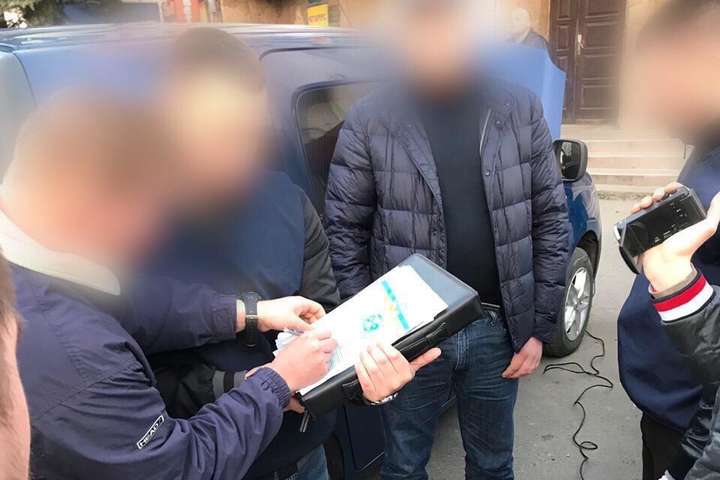 Вимагав $20 тисяч: поліція затримала у Луцьку чиновника Держгеокадастру 