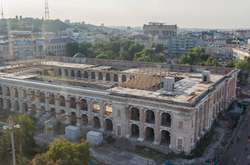 Повернений у власність держави Гостинний двір продовжує руйнуватися (відео)