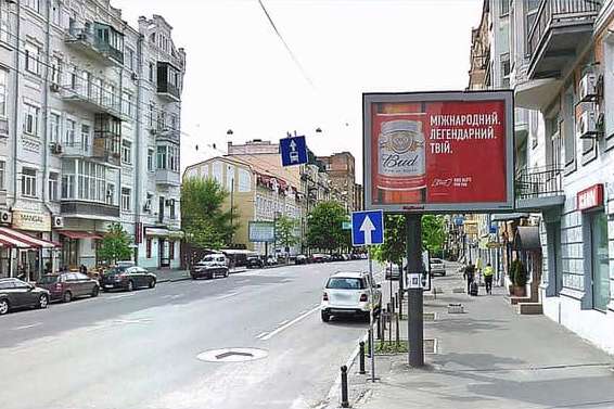 На вулиці в центрі Києва 100 рекламних щитів замінили на сітілайти (фото)