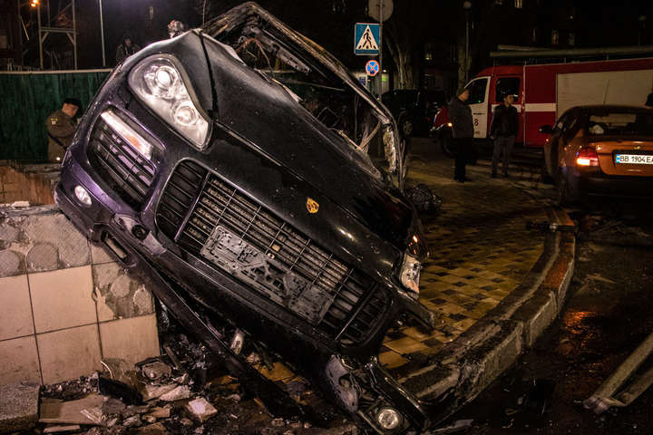 У Києві Porsche протаранив Chevrolet і загорівся над підземним переходом