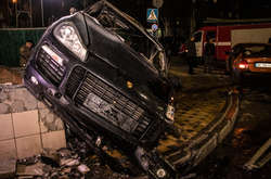 У Києві Porsche протаранив Chevrolet і загорівся над підземним переходом
