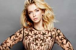 Блондинка и Мерседес: Вера Брежнева восхитила сеть снимком в автомобиле