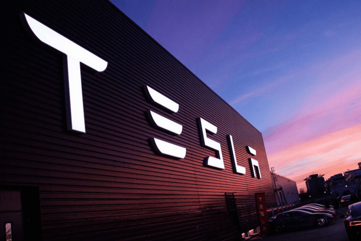 Tesla отчиталась о рекордном падении продаж