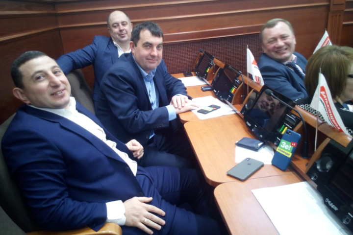 Депутати Київради почали «перевзуватися». Прийшли на роботу з символікою Зеленського