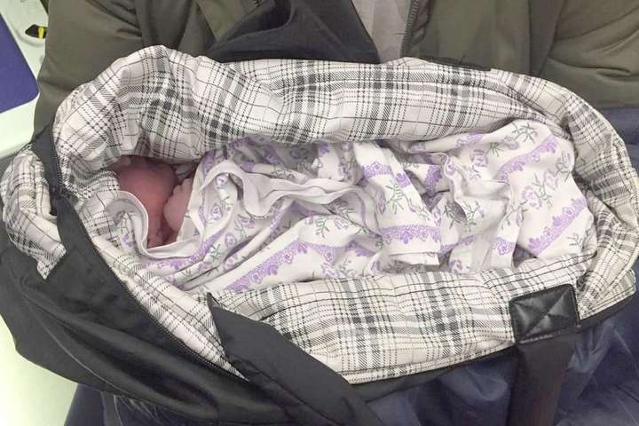 У Києві чоловік знайшов сумку із немовлям (фото)