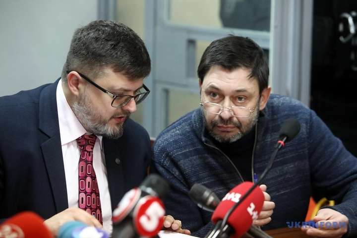 Керівник «РИА Новости Украина» Кирило Вишинський зі своїм адвокатом Андрієм Доманським - Суд розпочав розглядати справу проти Вишинського
