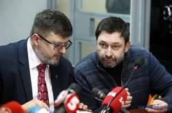 Керівник «РИА Новости Украина» Кирило Вишинський зі своїм адвокатом Андрієм Доманським
