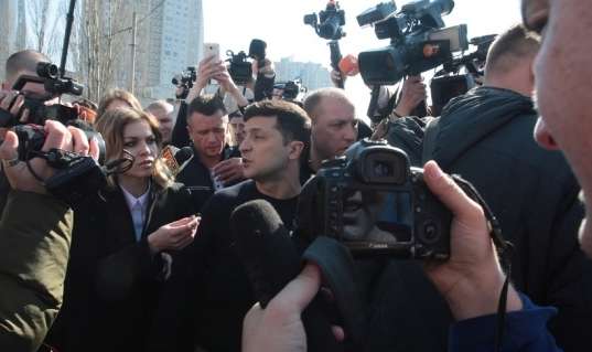 Володимир Зеленський продовжує робити шоу із президентських виборів - Зеленський запросив Порошенка здати аналізи у п’ятницю в приватній клініці