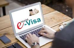 Іноземці за рік отримали 11 тисяч електронних віз в Україну 