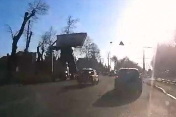 На Хмельницькому шосе через підняту платформу вантажівка збила білборд