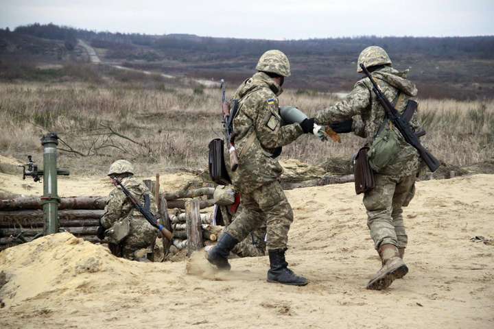 Бойовики на Донбасі стріляли із ракетного комплексу, є поранений військовий