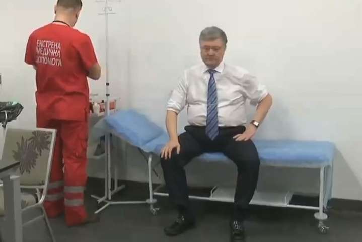 Порошенко сдал кровь перед дебатами с Зеленским (видео)