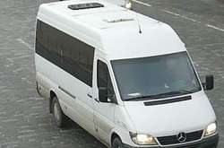 Мікроавтобус Mersedes-Benz, який збив чоловіка, знайдено на стоянці в Києві