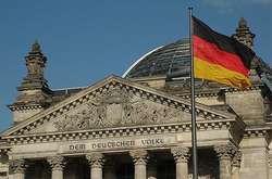 У квітні 2017 року помічник депутата від «Єдиної Росії» Віктора Шрейдера Петро Премьяк написав лист чиновникам АП, в якому описав методи роботи на виборах у Німеччині