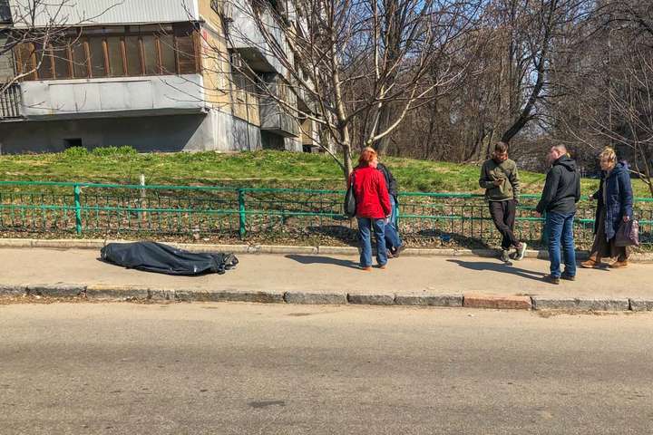 У Києві біля школи помер чоловік (фото)
