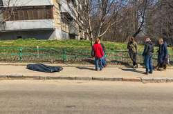 На місце прибули родичі чоловіка, що помер