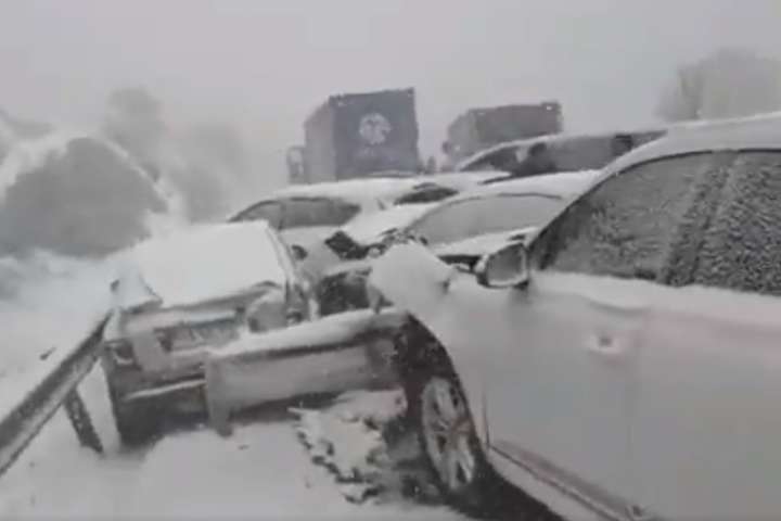 Снігопад в Іспанії спровокував зіткнення півсотні автівок