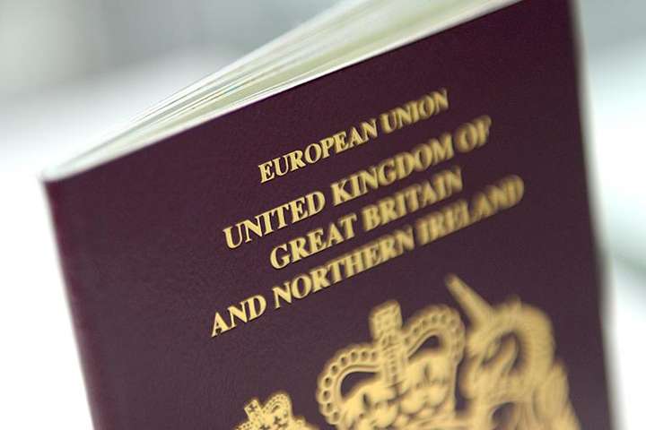 Британці почали отримувати паспорти без позначки «ЄС»