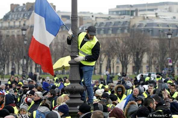 У Парижі знову відновилися акції протесту «жовтих жилетів», десятки затриманих