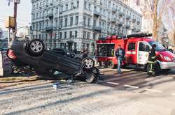 У центрі Києва зіткнулися дві автівки, одна перекинулась