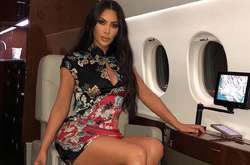 Ким Кардашьян в эффектном мини оказалась на борту частного самолета