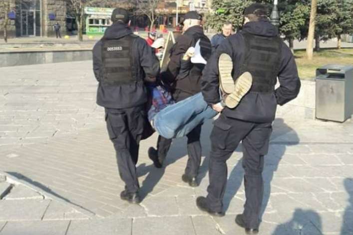На Майдані чоловік проводив незаконну агітацію. Його доправили до поліції