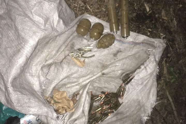 Поліцейські на Донеччині виявили схрон з боєприпасами (ФОТО)