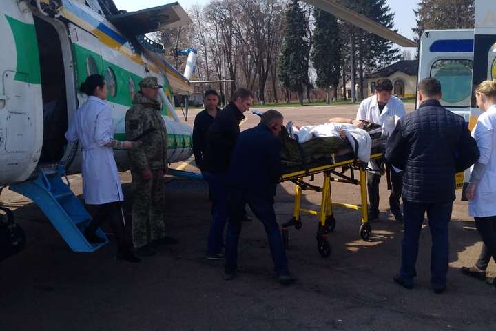 Пораненого на Донбасі прикордонника доставили в клініку до Києва