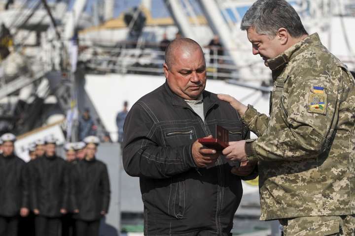 Порошенко нагородив за героїзм полонених в РФ українських моряків