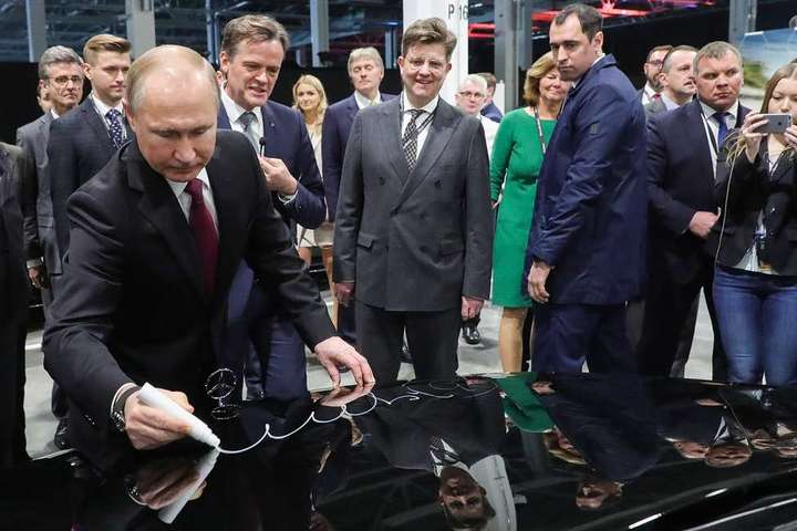 Фейкові санкції? Mercedes відкрив завод під Москвою, Путін дуже радий
