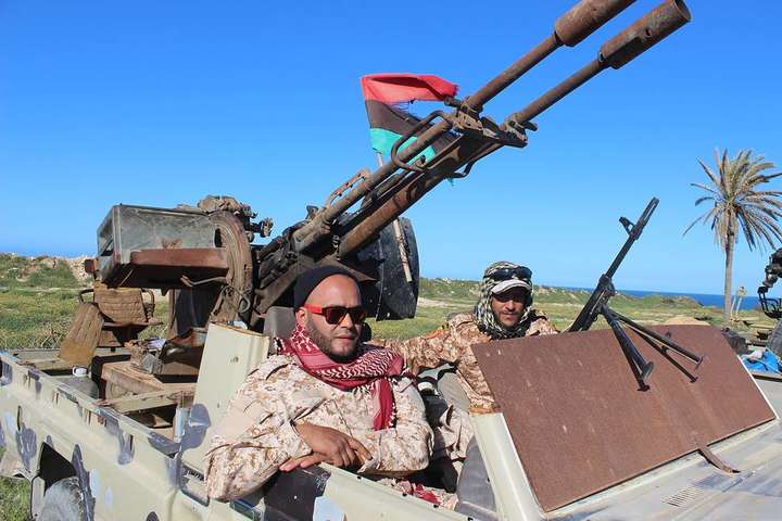 Армія Хафтара завдала перші авіаудари по столиці Лівії Тріполі