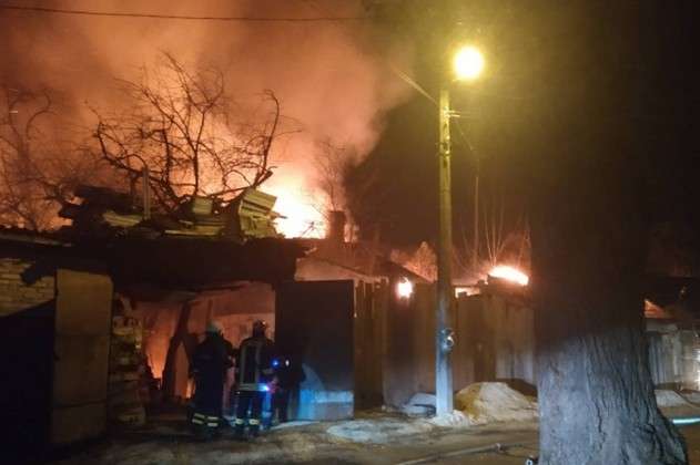 У Києві спалахнула масштабна пожежа у приватному секторі, чутно вибухи