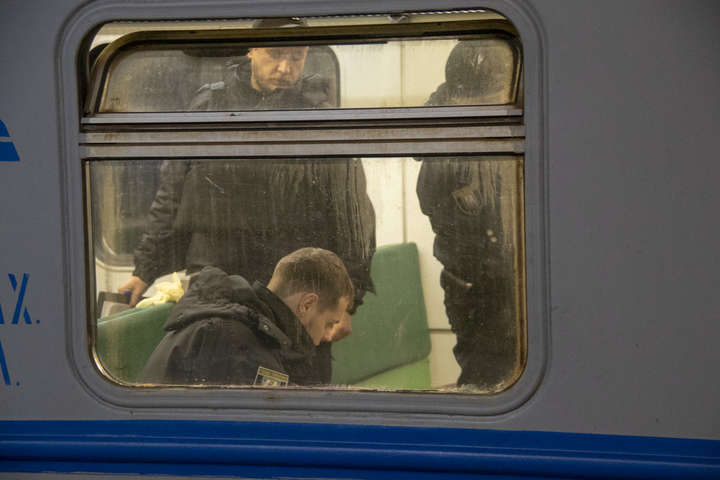 В електричці на Дарницькому вокзалі Києва пасажири виявили труп (фото, відео)